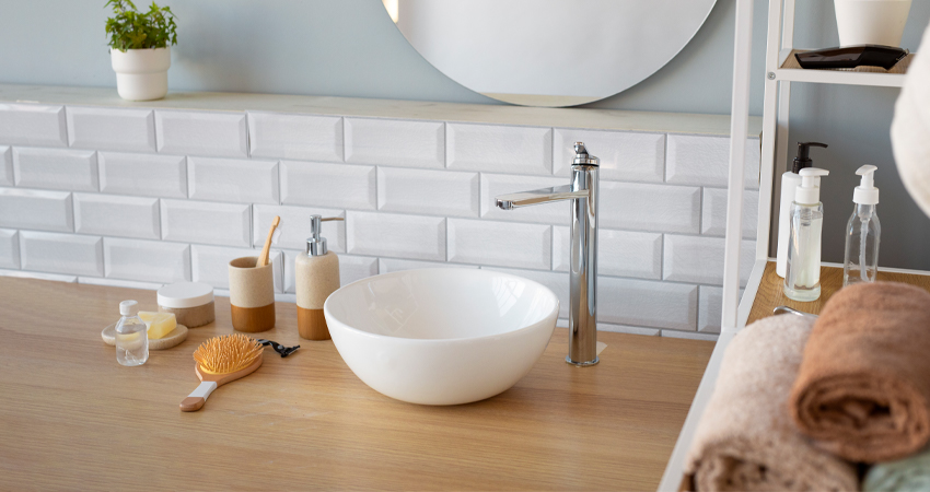 A bathroom with a sink and a mirror.