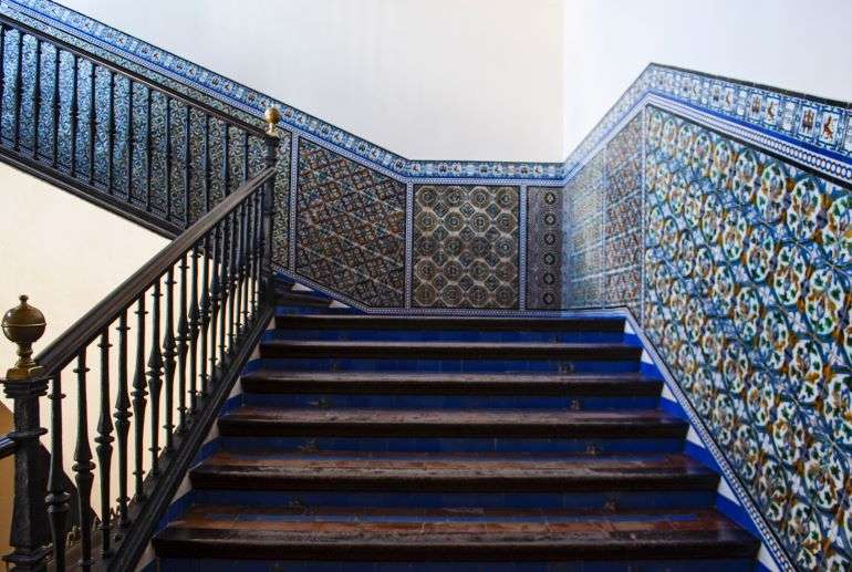 Staircase with tiled walls
