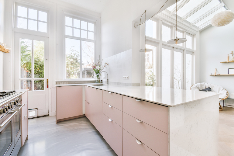 Pink-and-White-Color-Combination-for-Kitchen