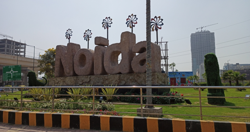 A large sign with the word noida in front of it.