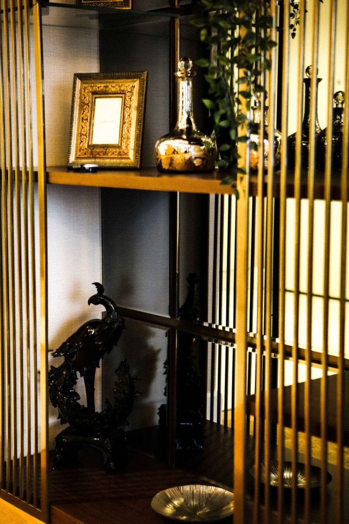 The Glitz of Metal and Gold Finish Partition Wall Designs
